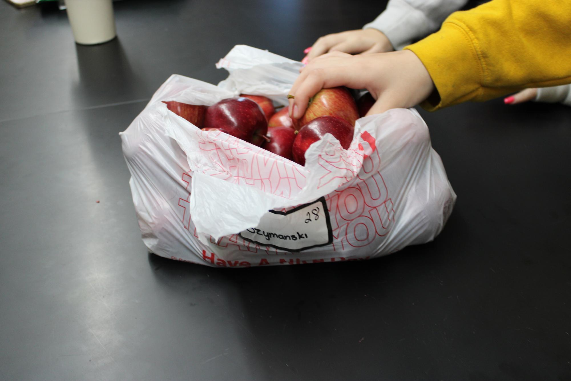 Students grabbing apples